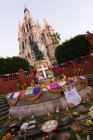Statua di Fray San Miguel e chiesa, San Miguel de Allende, Guanajuato, Messico — Foto stock