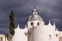 Edificio de iglesia blanca contra nubes tormentosas, Guanajuato, México - foto de stock