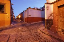 Old street intersection at sunset, Guanajuato, Mexico — Stock Photo