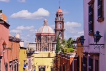 Antigua iglesia en zona urbana, Guanajuato, México - foto de stock