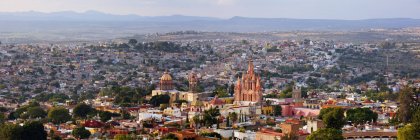 Міські горизонти міста Гуанахуато з будинками та церквами, Мексика — стокове фото