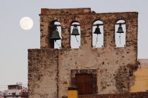 Torre de sino e lua no céu, San Miguel de Allende, Guanajuato, México — Fotografia de Stock