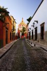 Straße der alten Welt mit malerischer Kathedrale in Guanajuato, Mexiko — Stockfoto