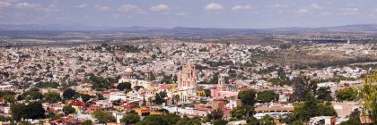 Вид с воздуха на старый город с соборами и домами, Гуанахуато, Мексика — стоковое фото