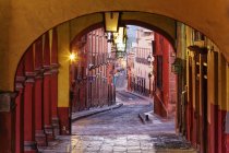 Old world colonnade on street of Guanajuato, Mexico — Stock Photo