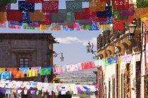 Паперові стримери висять на канати в той час як день мертвих в Гуанахуато, Мексика — стокове фото