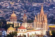 Skyline de la vieille ville avec des cathédrales pittoresques et des maisons à Guanajuato, Mexique — Photo de stock
