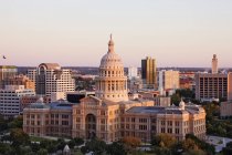 Capitolio Estatal de Texas y rascacielos de Austin, EE.UU. - foto de stock