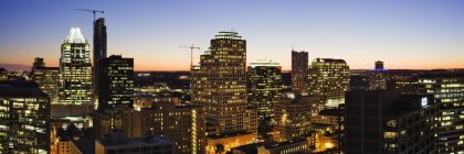 Skyline cidade com arranha-céus à noite, Austin, Texas, EUA — Fotografia de Stock