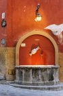 Громадський фонтан в старому будинку, Сан-Міґель-де-Альєнде, Гуанахуато, Мексика — стокове фото