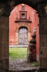Церковь через арку, Сан-Мигель де Альенде, Гуанахуато, Мексика — стоковое фото