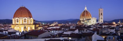 Церковь Сан Лоренцо и Санта Мария дель Фьоре во Флоренции, Италия, Европа — стоковое фото