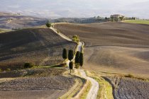 House in isolated landscape in Tuscany, Italy, Europe — Stock Photo