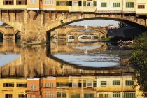 Ponte vecchio überquert den arno in florenz, italien, europa — Stockfoto