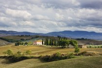Estrada de campo com casa de fazenda em Val DOrci, na Itália, Europa — Fotografia de Stock