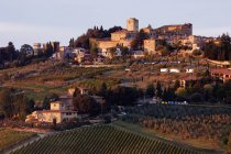 Hügelstadt panzano bei dämmerung in italien, europa — Stockfoto