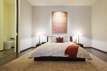 Camera da letto moderna in casa di lusso a Dallas, Texas, USA — Foto stock