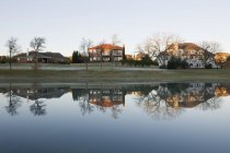 Houses on large pond in McKinney, Texas, USA — Stock Photo