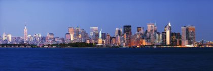 El horizonte del Bajo Manhattan al atardecer, Nueva York, EE.UU. - foto de stock