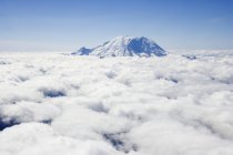 Гора Реньє над хмарами у Сіетлі, штат Вашингтон, США — стокове фото