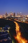 Luces de la ciudad del centro de Houston al atardecer, EE.UU. - foto de stock