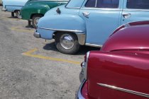 Carros americanos antigos estacionados, Havana, Cuba — Fotografia de Stock