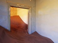 Casa abandonada cheia de areia à deriva na África — Fotografia de Stock