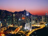 Центр міста Гонконг на сутінки з містом фари, Китай — стокове фото