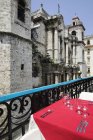 Café-Tisch mit Besteck mit Blick auf die antike Kathedrale, Havanna, Kuba — Stockfoto