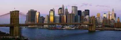 Нижня Манхеттен і Бруклінський міст на світанку, Нью-Йорк, США — стокове фото