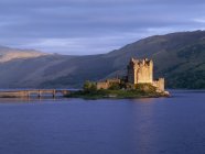 Eilean Donan castle at scenic lake landscape in Scotland, UK — Stock Photo