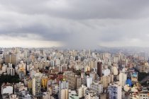 Тропічний душ наближається до центру міста Сан-Паулу, Бразилія — стокове фото