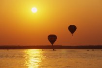 Balões de ar quente sobre a água ao pôr do sol em Lewisville, Texas — Fotografia de Stock