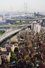 Alloggio di baraccopoli con Nanpu Bridge in lontananza, Shanghai, Cina — Foto stock