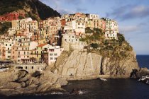 Скалы и город Чинкве-Терре Манарола, Италия, Европа — стоковое фото