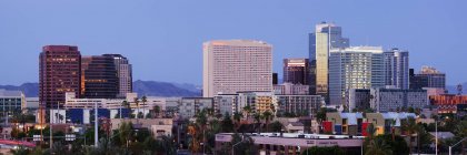 Edifícios de arranha-céus do centro de Phoenix ao nascer do sol, EUA — Fotografia de Stock