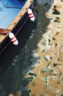 Солнечный свет и лодка в канале Венице в Италии, Европа — стоковое фото