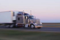 Lastwagenfahrt auf texas highway 287 bei Sonnenaufgang, USA — Stockfoto