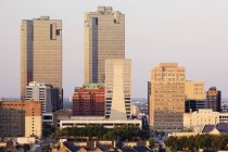 Edifícios altos em Fort Worth ao entardecer, EUA — Fotografia de Stock