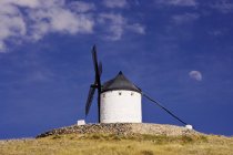 Windmühle auf einem Hügel mit Riesenmond, Consuegra, Spanien — Stockfoto