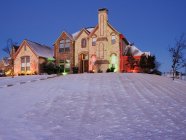 Заснеженный двор и каменный дом в McKinney, Texas, USA — стоковое фото