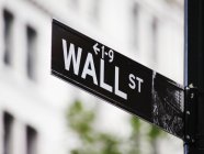 Primer plano del cartel negro de Wall Street en Manhattan, Nueva York, Estados Unidos - foto de stock