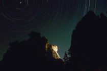 Monte Rushmore à noite com trilhas de estrelas cênicas no céu — Fotografia de Stock