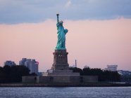 Statue of Liberty at sunrise, Manhattan, New York, USA — Stock Photo
