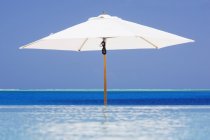 Guarda-chuva de praia aberto na água do resort em Bora Bora, Polinésia Francesa — Fotografia de Stock