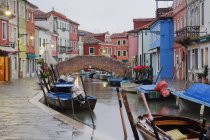 Barcos en el canal de Burano durante la lluvia en Italia, Europa - foto de stock