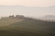 Quinta da Toscana ao amanhecer na Itália, Europa — Fotografia de Stock