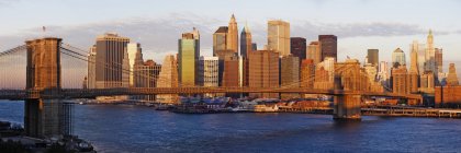 Lower Manhattan y Brooklyn Bridge en Nueva York, Estados Unidos - foto de stock