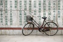 Велосипед у исторического памятника в Шанхае, Китай, Азия — стоковое фото