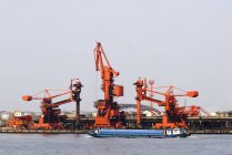 Grúas industriales en el puerto en el río Huangpu, Shanghai, China - foto de stock